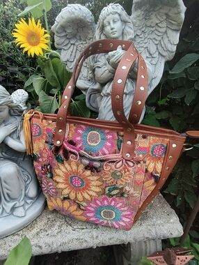 DC Victoria Tote. Custom interior with side pockets. Shoulder strap.